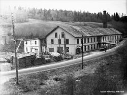 OLSVIK-SAMLINGEN. De gamle bygningene til Røken Klædesfabrikk i Åros. Bilde fra 1940-tallet. (Fotograf Kornelius Olsvik, Røyken Historielags billedsamling)