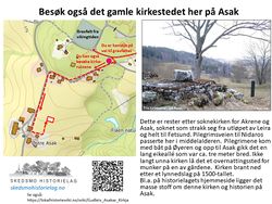 Infoskilt om kirkeruinene Asak.