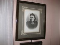 Ingebjørg Momrak/Øystad. Eit fotografi som tidlegare hang på Øystad