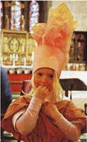 Den 4 år gamle Ingeborg Olsen gestaltet en disippel med Hellig ånd på hodet under Det lille pinsespillet. Foto: Bente-Lill Dankertsen.