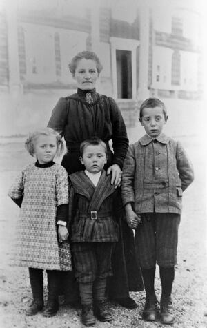 Ingeborg med barna.jpg