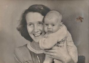Ingrid Haugen med datteren Iris Privat foto antakelig 1948 eller 1949.jpg