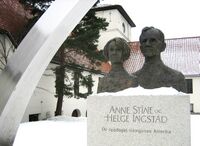 Nils Aas' byste av Anne Stine Ingstad og Helge Ingstad utenfor Vikingskiphuset på Bygdøy. Foto: Stig Rune Pedersen (2006)