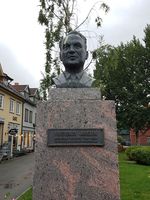 Byste av Ingvald Jaklin i parken i krysset ved Bispegata og Skippergata i Tromsø. Jaklin var redaktør i avisa Nordlys i årene 1924-1965. Han var også ordfører og stortingsrepresentant.