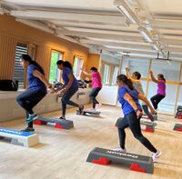 Deltakere på trening holdt av Aktive Kvinner i Bjerke i lokalene til Startblokka. Bildet ble tatt av treningsinstruktør er Sathiaruby Sivaganesh. Øvelsen som vises på bildet er aktivisering ved hjelp av trappemodul.