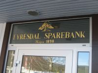 Inngangspartiet til Fyresdal Sparebank i 2021 før banklokalet vart flytta. Foto: Olav Momrak-Haugan