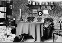 To bilder med interiør fra stue/salong, trolig fra familiens leilighet i Oscars gate 71.