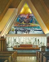 Harstad kirke: alteret med altertavlen, malt av Axel Revold (1958). Foto: Kirkenorge.no.