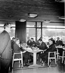 Styreformann Gunnar Johannessen holder innvielsestalen 1. februar 1966, her på den nye Busskafeen.