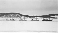 Isbryter i Beitstadfjorden på 1950-tallet. Motorskøytene som følger i råka er lastet med trelast fra sagbruk i Steinkjer. Foto fra Sparbu Historielag.