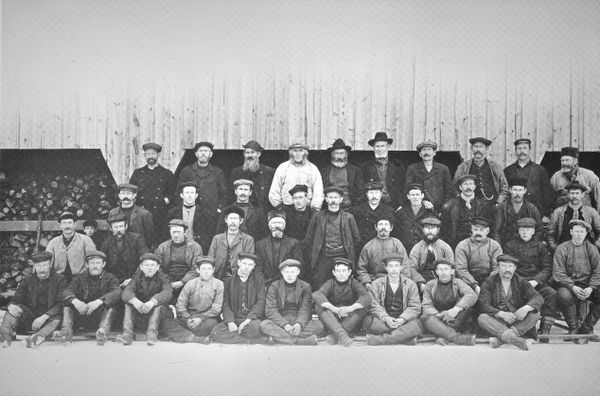 Arbeidere på Nærsnes. Sesongarbeid på Teglverket, i skogen eller med is. Bildet er tatt foran en av teglverksbygningene 1900-1910. Rekke 1 (nederste) fra v: Johan Fjeldheim, Martin Løkkeberget, Martin Sand, Oskar Arnold Gjertsen, Oskar Kjærnes, Endre Endresen, nn, Hagbart Vilhelm Hansen Høyum, Alexander Jacobsen, Botolfsen. Rekke 2 fra v: Johan Brevik, Johan Fridtjof Kjærnes, Oscar Tangen, Hjalmar Larsen, nn, nn, nn, nn, nn, nn, nn. Rekke 3 fra v: kjøpmann Isachsen, Lars Kirkerud, Hans Reinertsen, Aksel Grundvig, Jacob Kjærnes, Kristian Bjerknes, Hans Hagan, Gustav Nilsen, Karl Oscar Tangen, Fritjof Selvik. Rekke 4 fra v: Johan Svendsen, Karl Høvik, Caspersen, Bernt Vadfisker, Per Grundvig, Reinertsen, Johan Høybråten, Carl Heym, Tor Reinertsen, Edvard Vestby (Foto fra Nærsnesalbumet 1983)'