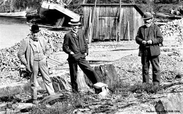 DE VIKTIGSTE ISEKSPORTØRENE Thorvald Baarsrud (1837-1910)(til venstre) kjøpte opp gårdene rundt Bårsrudtjernet og la med det grunnlaget for en stor samlet isproduksjon på Nærsnes. Han hadde sin virksomhet med ishus, isstabler og ishus innerst i Nærsnesbukta. Adam Baarsrud (1870-1960) (i midten) var Thorvalds sønn, og var den som overtok ansvaret for isdriften for Søndre Nærsnes. På 1890-tallet bygde Baarsrud Nydammene som ligger like ved bukta. Johan Graff (1840- ) (til høyre) hadde eiendommen Nordre Nærsnes. Han produserte is på Schwartzedammen og lagret og lastet dette på Graffodden. Første periode fra 1867 var det advokat Schawartz fra Drammen som sto for driften. Senere ble den overtatt av Nordre Nærsnes. Omfanget av denne isdriften var vesentlig mindre enn driften på Søndre Nærsnes. (fra et større bilde ca 1894-1899)(Foto fra Røyken Historielag, Fotograf; Ukjent)​