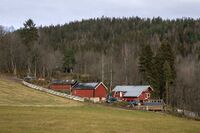 Isiveien 191: Eiendommen Nedre Aspelund like øst for Engebråten. Foto: Leif-Harald Ruud (2019).