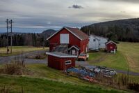 Isiveien 220: Gården Engebråten ligger der Isiveien deler seg. Foto: Leif-Harald Ruud (2019).