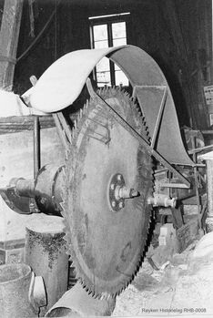 På øvre Høvik, Båtstø, nyttet man motorisert sag de siste årene med isdrift. Sirkelsagen med bensinmotor var montert på en slede som ble trukket av hest (Foto Ole Sønju - Røyken Historielag) .