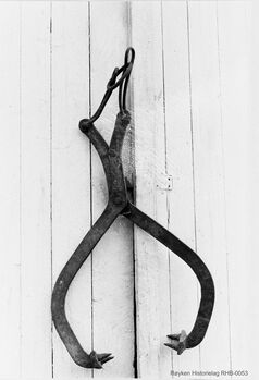 Issaks brukt til å løfte isblokkene på plass i lasterommet på skipene (Foto Ole Sønju - Røyken Historielag) .