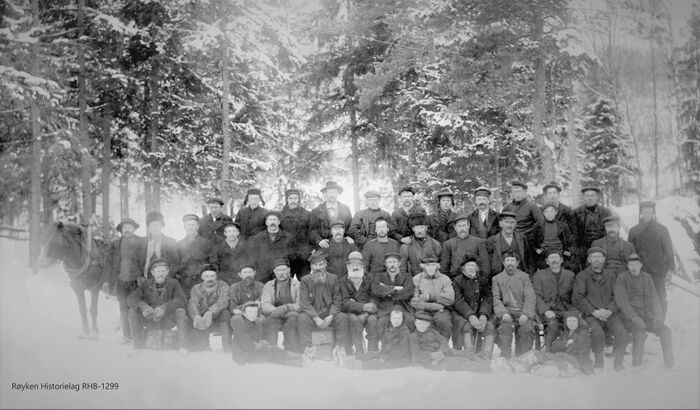 ISARBEIDERE PÅ BÅRSRUDTJERNET CA 1903-1905. 37 Isskjærere og is-kjørere stilt opp for fotografen. 4 gutter sittende foran. På Bårsrudtjernet var det rundt år 1900 omfattende. Flere ti-talls antall mann og mange hester kunne være i arbeid samtidig. Også gutter tok del i arbeidet med lettere oppgaver.(Foto fra Røyken Historielag, fotograf Johan K A Foss)