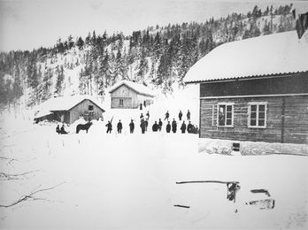 ISSKJÆRERE VED DAMSTUA 1880-1900. Damstua lå ved nordvestenden av Bårsrudtjernet. (Foto fra Nærsnesalbumet)