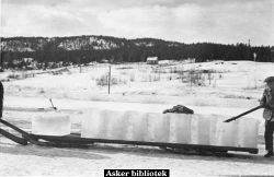 Isskjæring på Bondivannet i 1925. Fra Asker bibliotek. Foto: Ukjent