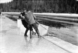 Isskjæring på Gjersjøen.jpg