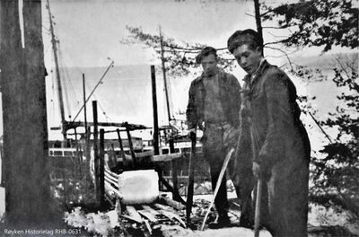 Islasting fra Hovikdammene. I isrenne ut til lastjakta.Personen til høyre er Tor Høvik. 1935-1939.(Fotograf ukjent) .