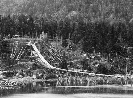 ISSTABEL PÅ MELLOMSTRANDA PÅ 1890-TALLET. Dette er istabelen der Røyken kystlag har en liten replika av en isstabel. Det var den av isstablene som lå høyest over vannet. Isen ble brakt inn i stabelen på isrenne fra Smiatoppen, høyden bak stabelen. Stabelen var i bruk frem til de første årene etter 1900. Bildet er utsnitt av et større fotografi (Foto fra AS Søndre Nærsnes)