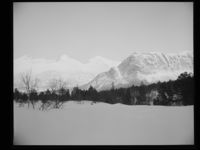 98. Istindene fra Vengjedalen - no-nb digifoto 20150205 00086 NB MIT FNR 15768.jpg