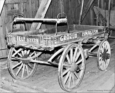 I byene var det ismagasiner som kjøpte opp is i store blokker fra is-produsentene. Blokkene ble skåret opp i mindre blokker som ble kjørt med hest og vogn til kunder med naturis-kjølte kjøleskap. Grorud Ismagasin i Oslo kjøpte sin is fra Øvre Høvik i Røyken. Denne salgsvognen havnet på Høvik fordi den ble tatt som betaling for is (Foto Ole Sønju - Røyken Historielag) .