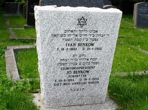 Ivan Benkow og Jo Benkow gravminne.jpg
