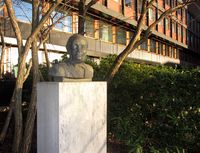 «Ivar Aasen» på Blindern. Foto: Stig Rune Pedersen (2013).