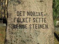 Baksiden av Ivar Aasens gravminne på Vår Frelsers gravlund; Det norske folket sette denne steinen. Foto: Stig Rune Pedersen