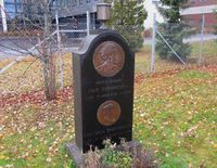 Portretter av myntgravør Throndsen (d. 1932) og frue, Kongsberg nye kirkegård. Throndsen lagde selv en rekke slike portretter og medaljer gjennom karrieren. Foto: Stig Rune Pedersen