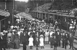 Frimenigheden fra Kristiansand i Iveland 19. juni 1910. Hangaard/Origo - Norske jernbanestasjoner