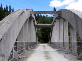 Brua fra 1945 som førte sideporet til kraftverksområdet. Foto: Siri Johannessen (2017).