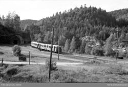 Toget ankommer Iveland. Svend Jørgensen/Jernbanemuseet