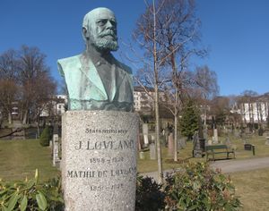 Jørgen Løvland gravminne.jpg