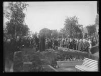 Bisettelsen på Vår Frelsers gravlund, ved jordpåkastelsen. Foto: Narve Skarpmoen