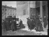 Vogna med Løvlands båre klar til avreise fra Trefoldighetskirken. Foto: Narve Skarpmoen