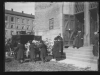 Løvlands båre på vei ut fra Trefoldighetskirken. Foto: Narve Skarpmoen