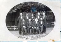 1884: Gruppe menn ved innvielsen av Bjorbekk kirke 23/7.