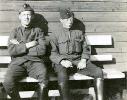 Asbjørn Andresen og kamerat i solveggen på Kjeller.