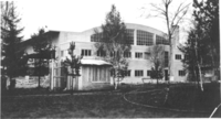 Jagerbataljonens hangar reist i 1939 ble BMW-verksted under okkupasjonen, sterkt skadet både ved 1943- og 1944-angrepene. Den nærmeste delen er «Fotobygget» som står og er fortsatt i bruk. Foto Akershusbasen.