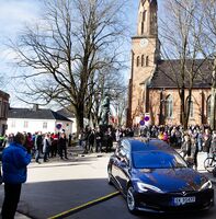 Artisten Jahn Teigen ble bisatt fra Tønsberg domkirke 11.mars 2020. Bildet viser den nye elektriske bårebilen til Jølstad begravelsesbyrå på vei til krematoriet, mens klokkespillet i byen spilte «Adieu». Faren for koronasmitte var økende, og det kom langt færre til bisettelsen enn planlagt. Ikke minst fordi fylkeslegen på forhånd hadde bedt om at personer som var forkjølet eller som hadde underliggende sykdommer ikke møtte opp. Dagen etter startet korona-nedstengingen av Norge. Foto: Svend Aage Madsen