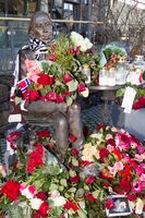 Statuen av artisten Jahn Teigen i Tønsberg var dekket med blomster og hilsener da han ble bisatt fra Tønsberg domkirke 11.mars 2020. Foto: Svend Aage Madsen
