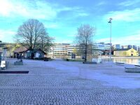 Motiv fra Jahn Teigens plass ved brygga i Tønsberg. Statuen kan skimtes til venstre i bildet. Foto: Stig Rune Pedersen
