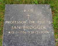 Professor i sosialantropologi Jan Brøgger (1936-2006) er også gravlagt ved Thon-familiens gravsted på Eidsfoss kirkegård.