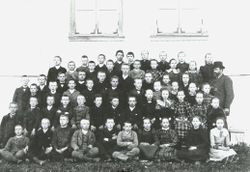 Skoleklasse på Jansløkka ca 1895. Klikk på bildet for å se navn.
