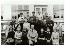 Klassebilde fra Jansløkka skole 1948.Bak fra v. : Knut Drøsdal, Knut Erik Smiseth, Narve Aabye, Bjørn Andresen. Midten fra v. : Ole Christian Krogvold, Stein Tryti, Aud Bakke, Egil Bekkelien, Monica Getz, Jan Erik Istad, Karin Haug, Bjørn Erik Monsen, Ellen Thyness, Rolf Fladby. Første rekke fra v. : Laila Kampenhaug, Else Heyerdahl, Kari Kalland, lærer Jørgen Vatne, Thordis Iversen, Kari Hansen, Kari Thomassen, Ørnulf Pedersen