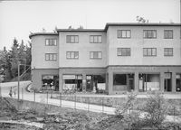 Jarhuset med fasaden mot Kolsåsbanen og med Jarveien gående i bakkant. Foto: Nasjonalbiblioteket (1952–1953).