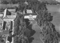 Jarlsberg hovedgård med kirken rett nord for denne. Foto: Normann Fotoatelier (1906 - 1983), Hamar/Anno museum (1946-1950).